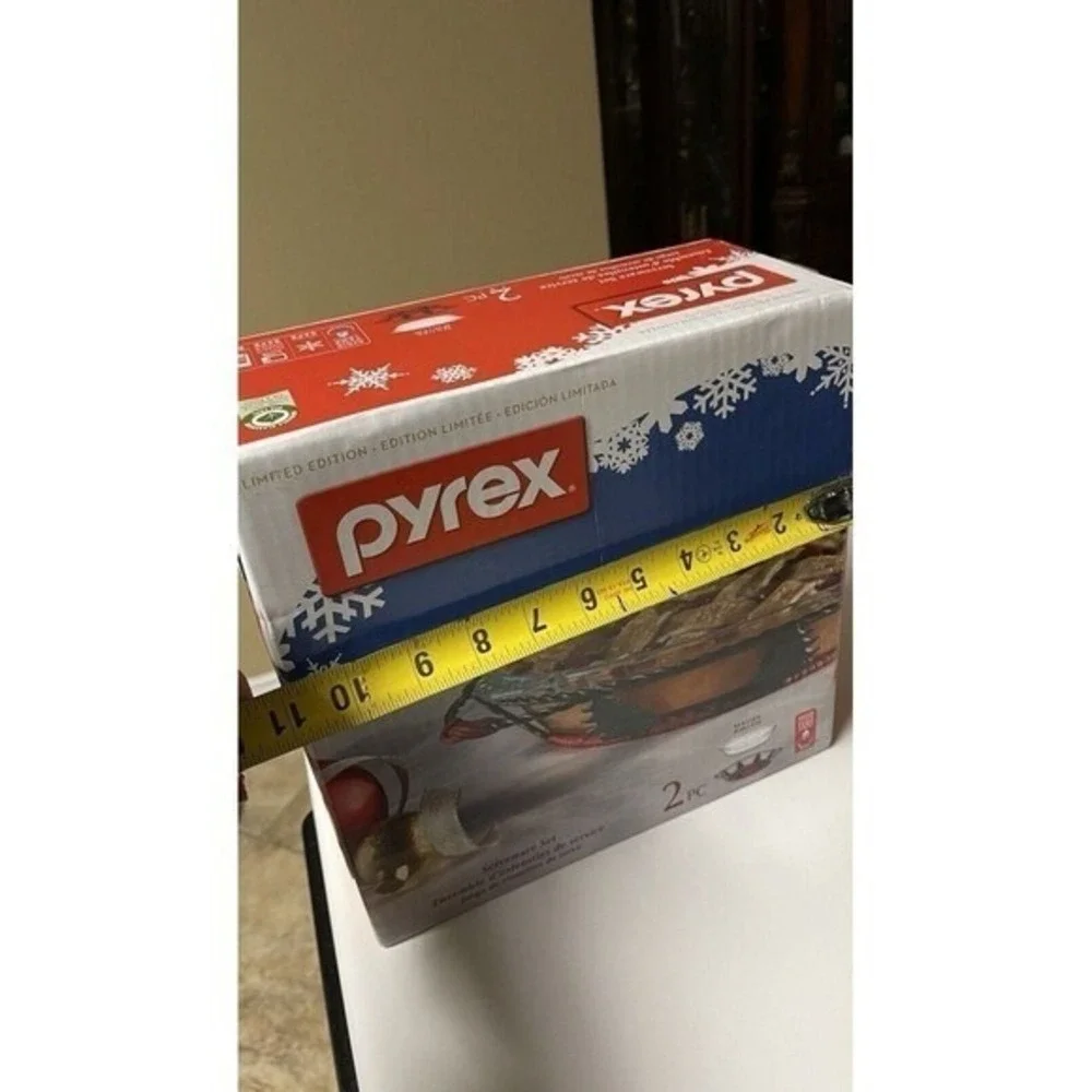NIB Limited Edition holiday Christmas trees‎ 2  Piece Pyrex serverware Set